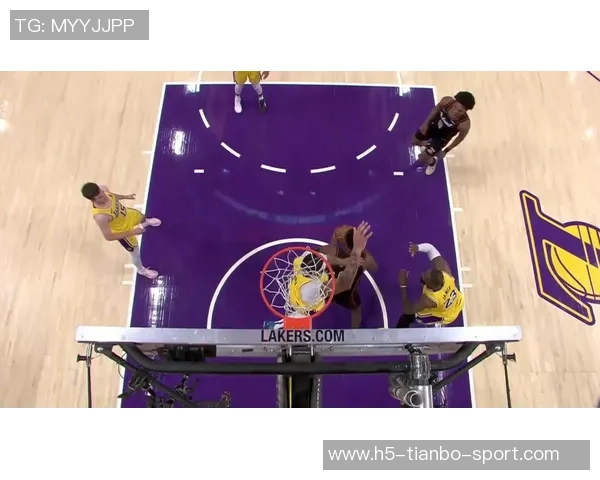 小南斯篮下强势进攻旱地拔葱单臂暴扣展现霸主风范